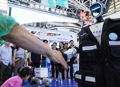 超吸睛！絲博會上智能機器人玩轉銷售新花樣